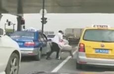 Cab driver and his passenger fight it out - Best Street Fight